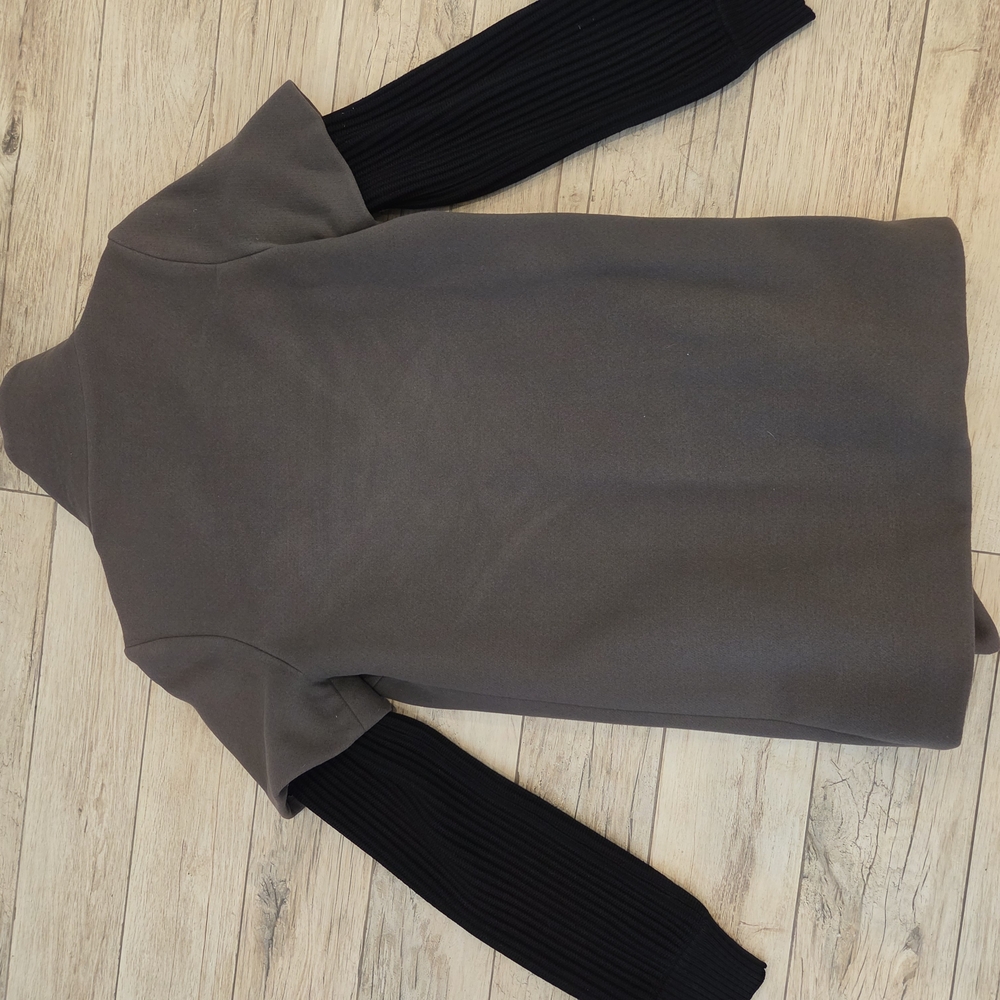 Gray Short-Sleeve Coat with Black Ribbed Sleeves - Picture 5 of 6